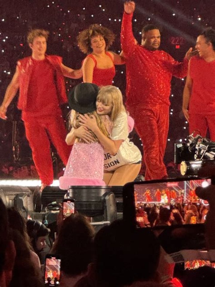 Harry Styles Sings Taylor Swifts 22 At His Concert Hollywood Life
